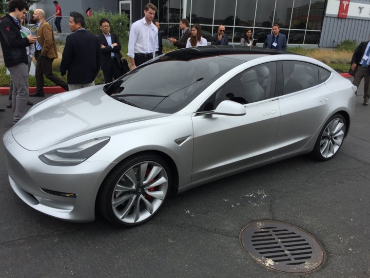 Электрокар Tesla Model 3, фото