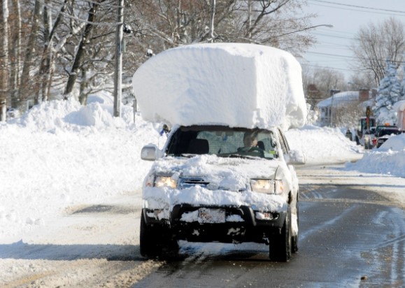 Автомобиль со снежной шапкой, фото